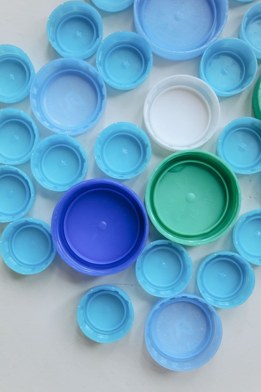 Farklı renk ve boyda plastik kapaklar